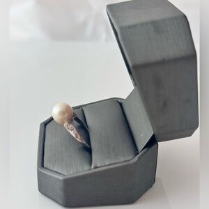 Vintage 18kt white gold ring with a large pearl and diamonds.
